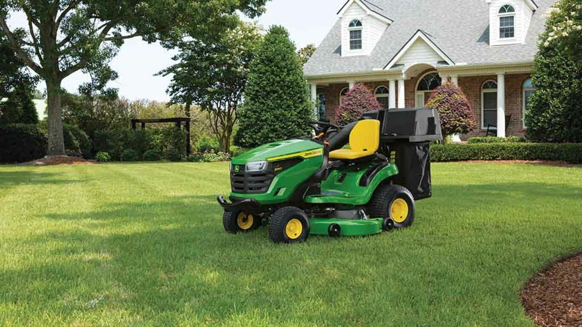 John Deere S140 Lawn Tractor 121.9cm